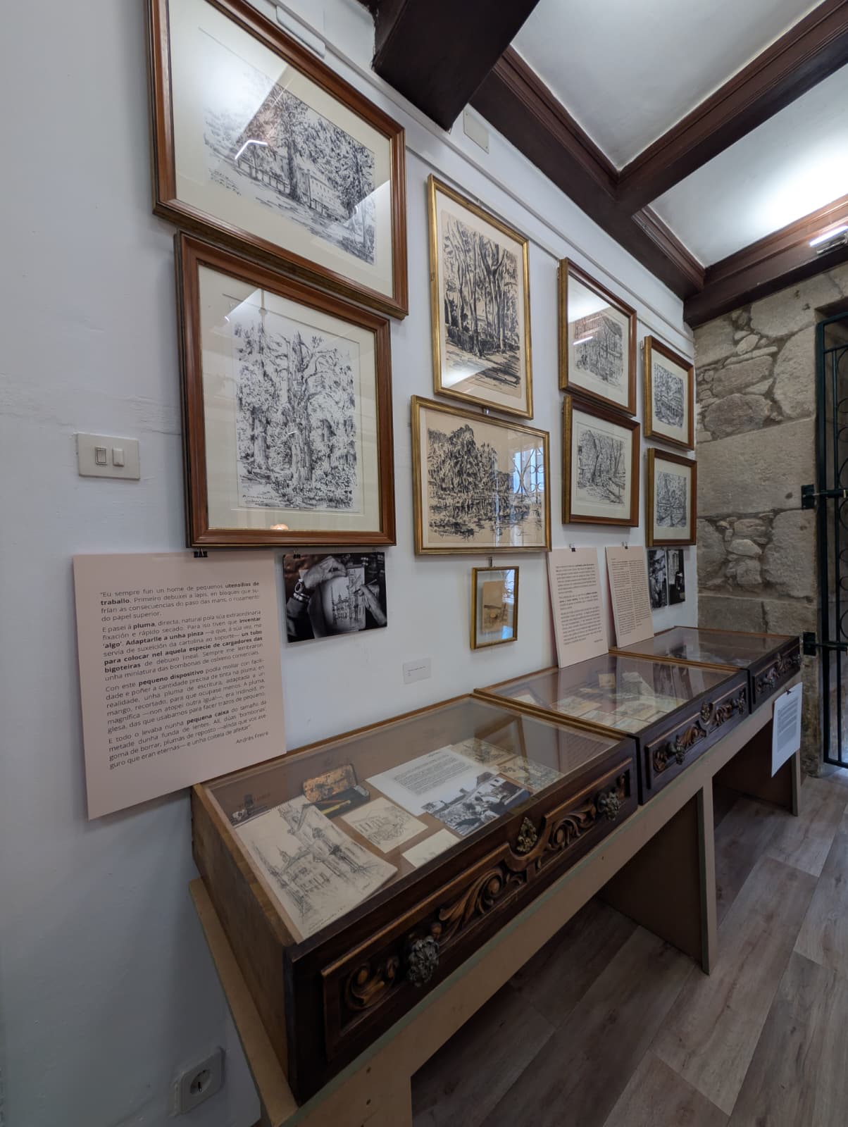 Sala de la exposición con dibujos a plumilla enmarcados