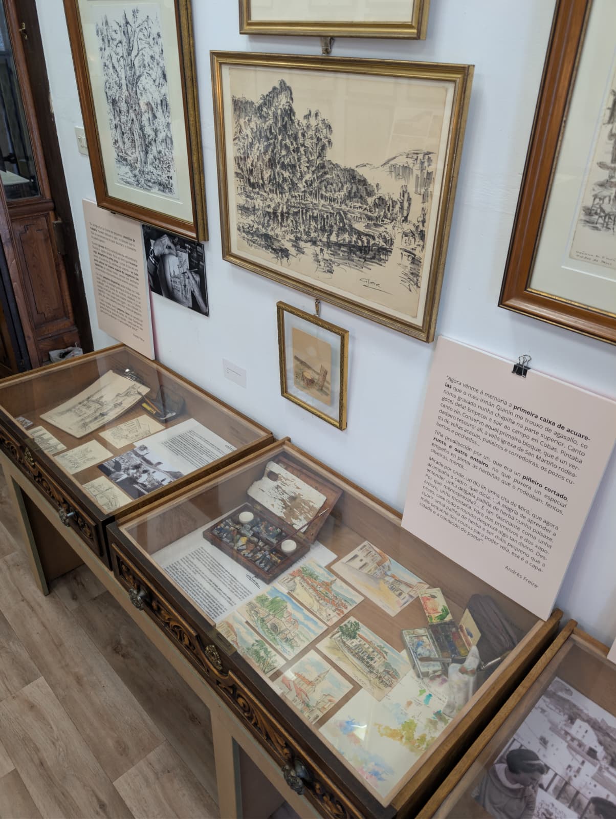 Vitrinas y obra enmarcada en la sala